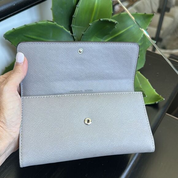 Michael Kors Genuine Leather Neutral Gray Wallet Clutch Organizer - Picture 3 of 5